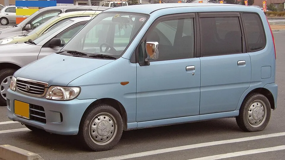 Daihatsu Move (L900)