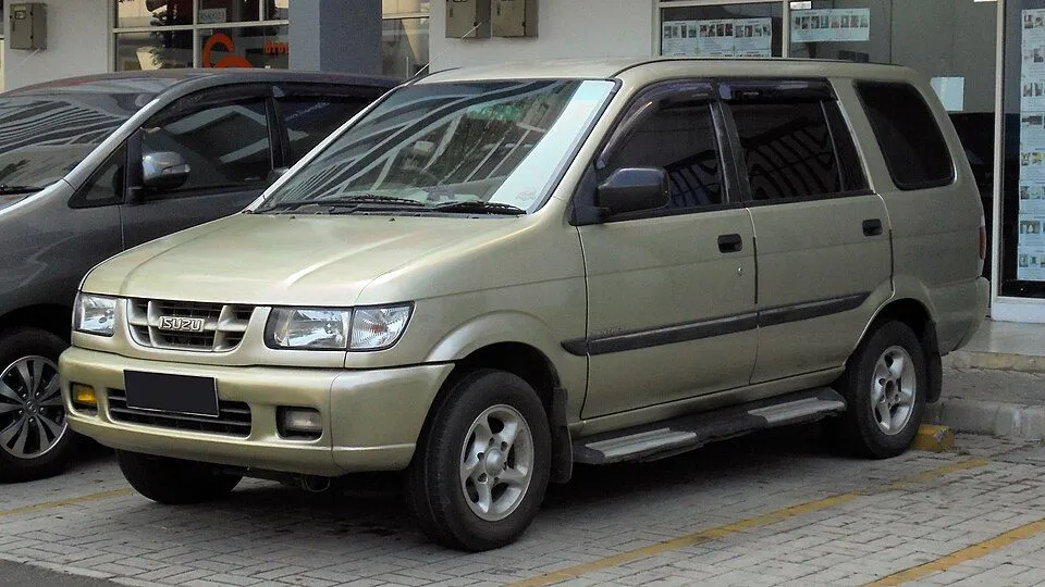 Isuzu Panther (TBR541)