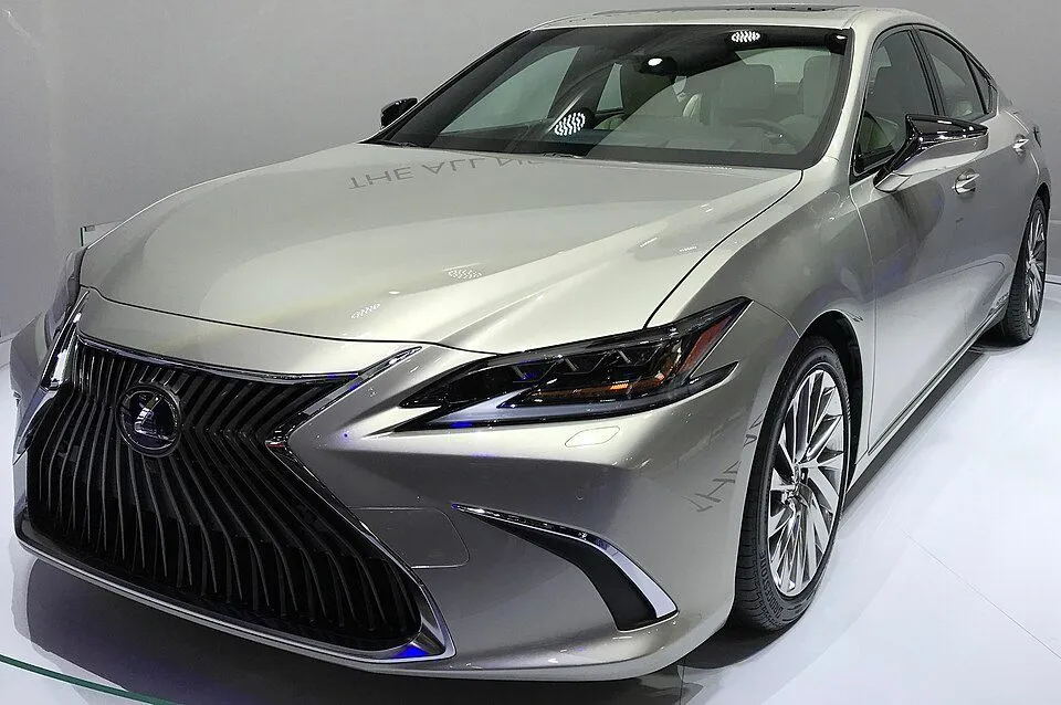 Lexus ES (XZ10)