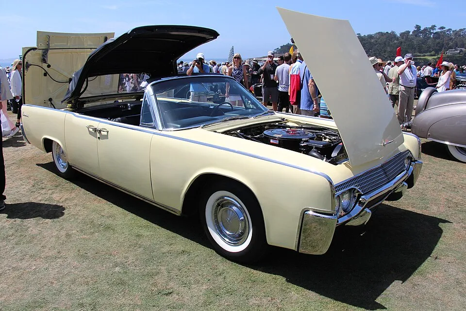 Lincoln Continental (4th gen)