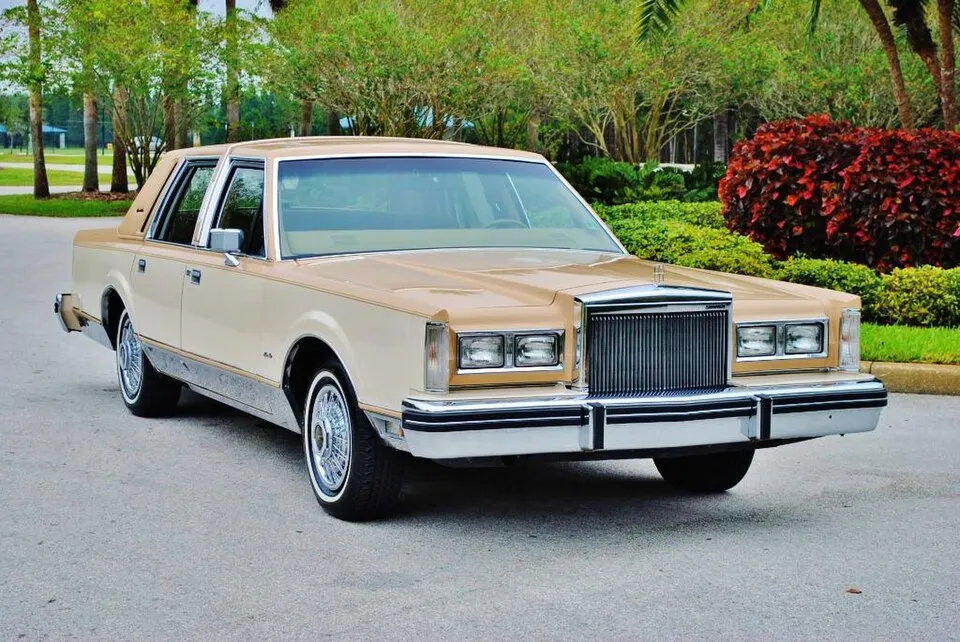 Lincoln Town Car (1st gen)