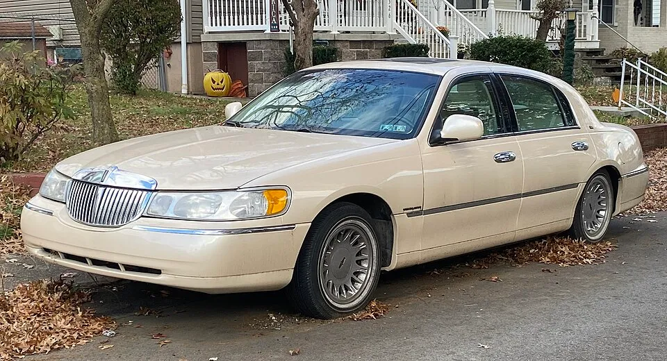 Lincoln Town Car (FN145)