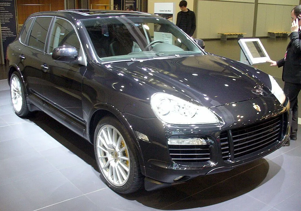 Porsche Cayenne Turbo S (E1 9PA)