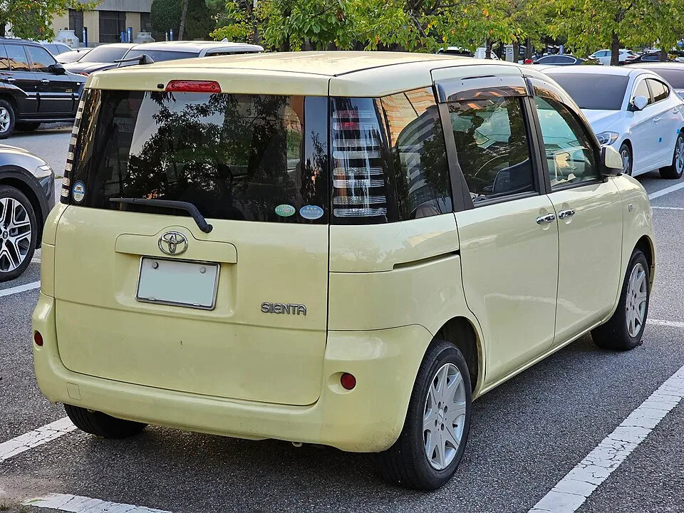 Toyota Sienta (XP80)